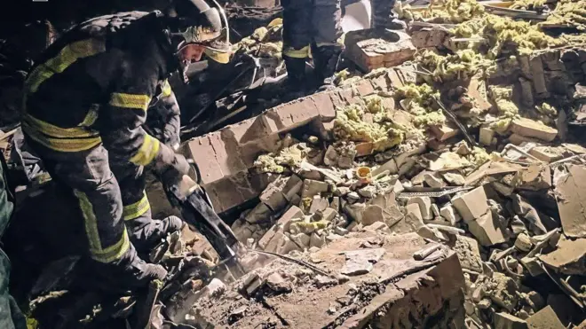 Надзвичайники розбирають завали будинку, на який впали уламки ракети, на Київщині 