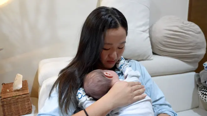 台湾单身女性养育一名她在海外机构借精生下来的孩子。