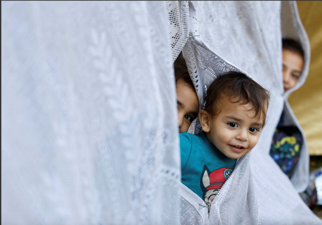 أطفال في أماكن نزوحهم عند مستشفى الشفاء في قطاع غزة