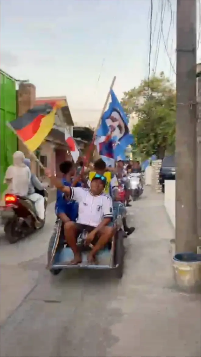 Iako se Indonezija nije plasirala na Svetsko prvenstvo, meštani jednog malog sela prate turnir strastveno.