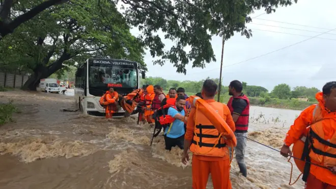 पुणे परिसरातील घोरावाडी रेल्वे स्टेशनजवळ 37 प्रवासी असलेली बस अडकली होती. NDRF च्या टीमने त्यांची सुरक्षित सुटका केली.