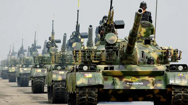 বাংলাদেশ সেনাবাহিনীর ট্যাংকের একটি বহর। 