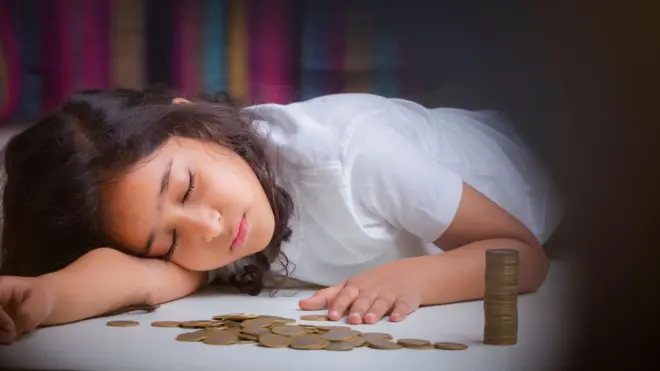 డబ్బులు పక్కన పెట్టుకుని నిద్రపోతున్న మహిళ