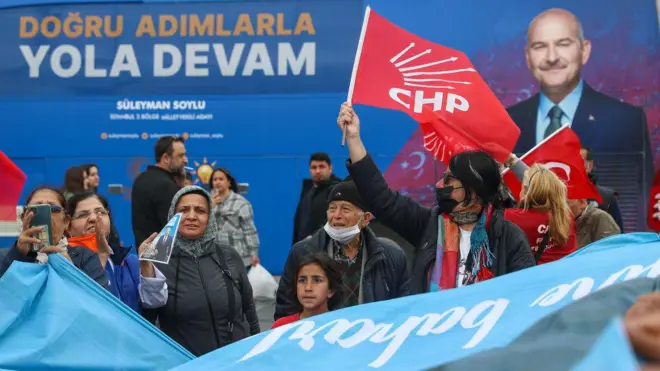 CHP ve AKP'nin İstanbul'daki seçim stantları 