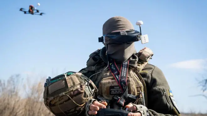 Український військовий проводить випробування дрона FPV у Харківській області