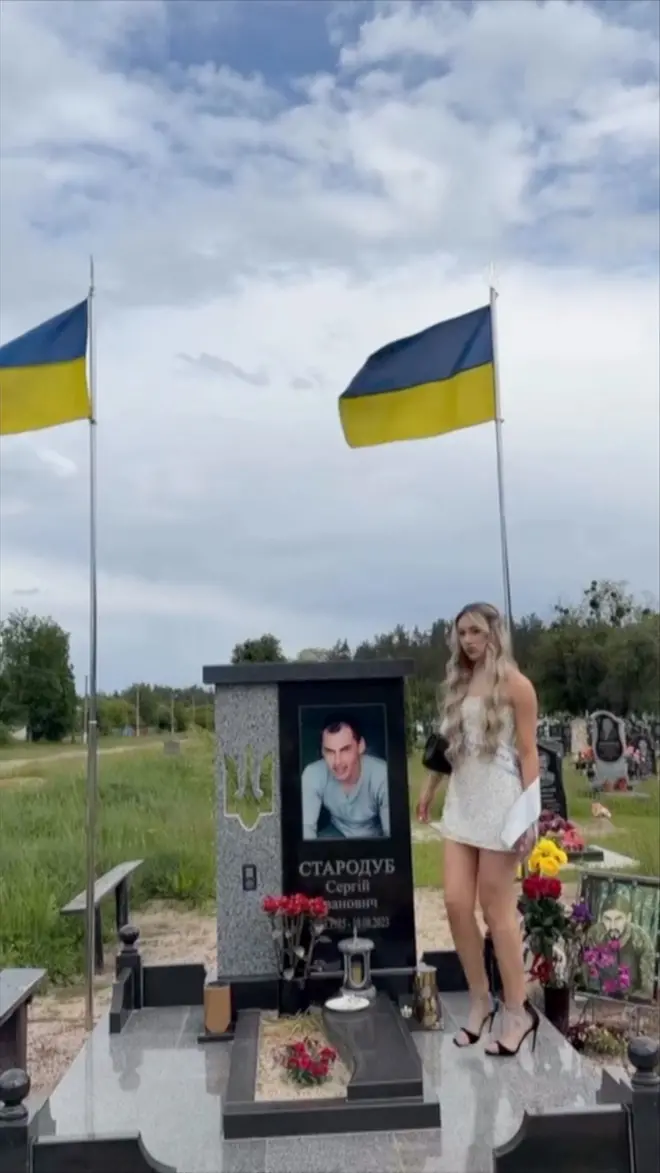 Украјинке славе матуру на гробовима очева страдалих у рату