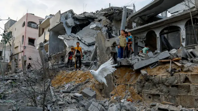 Gazze Şeridi'nin güneyindeki Han Yunus'ta yıkılan binalar 