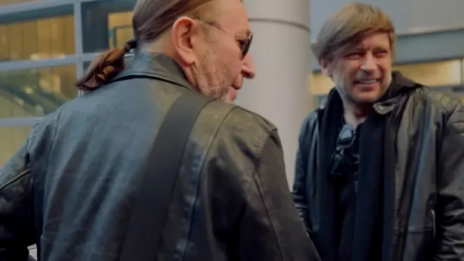 Александр Уман (Шура Би-2) и Егор Бортник (Лева Би-2) и в аэропорту в Израиле