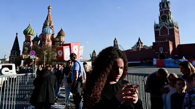 Люди на Красній площі в Москві, 3 травня