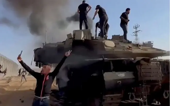 ग़ज़ा में इसरायली टैंक पर कब्ज़ा करते हमास के चरमपंथी