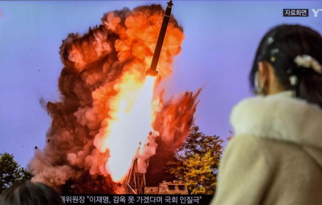 북한 미사일 발사 뉴스를 보는 시민