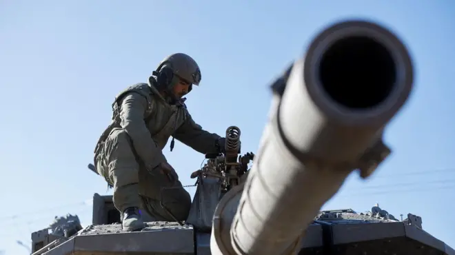 جندي إسرائيلي على آلة عسكرية