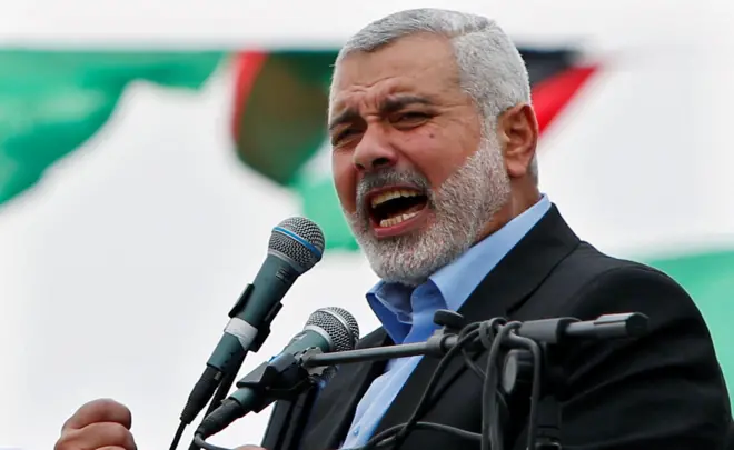 Haniyeh aparece discursando, com dois microfones