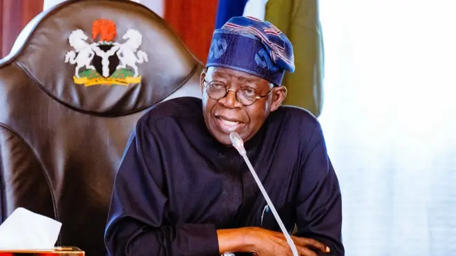 Tinubu wọ aṣọ olómi aro, ó wọ ìgò ojú, gbohùngbohùn wà níwájú rẹ̀
