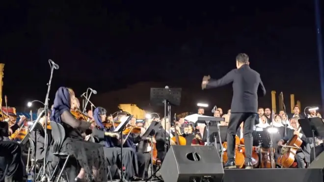 ارکستر فیلارمونیک ارمنستان به مناسبت صدمین سالگرد تاسیس خود در محوطه تاریخی تختجمشید روی صحنه رفت