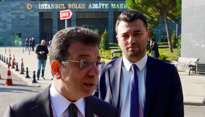 Ekrem İmamoğlu'nun arkasında avukatı duruyor.
