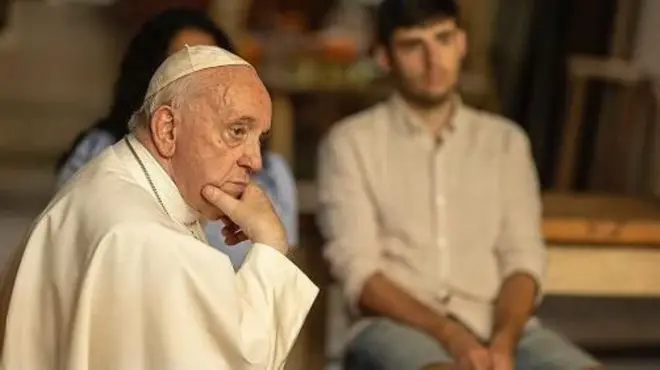 Papa Francisco ouve atentamente jovens durante a gravação de documentário. Ao fundo, Juan Cuatrecasas, que denunciou abusos sexuais sofridos em escola católica na Espanha
