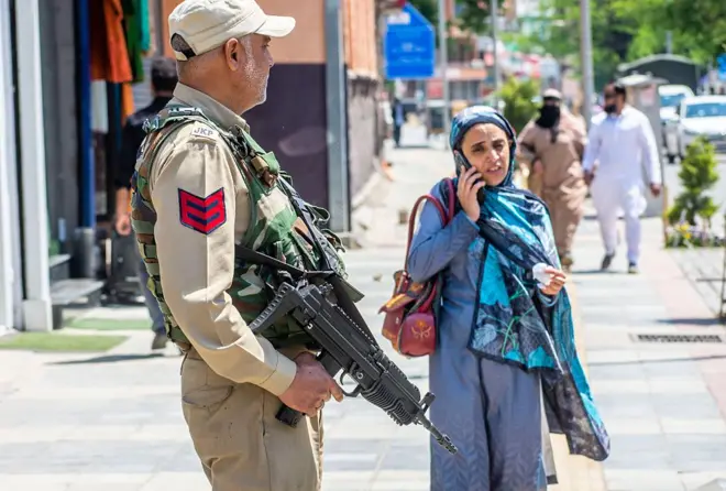 Hindistan yönetimindeki Keşmir'de alınan güvenlik önlemleri. 
