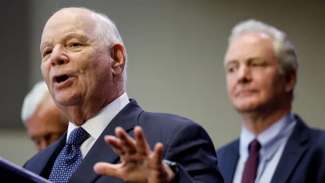 السيناتور بن كاردين (يسار الصورة)