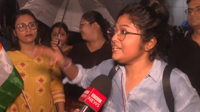 कोलकाता में प्रदर्शन के दौरान एक महिला