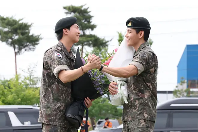 서로 껴안고 있는 RM과 뷔