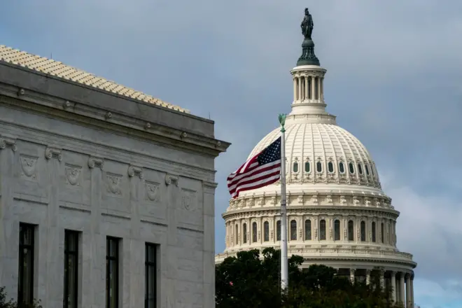 ABD’de 8 Kasım’da düzenlenecek olan ara seçimler, Kongre’deki dağılımı belirleyecek. Bu da ABD siyaseti ve Joe Biden’ın başkanlığındaki geri kalan süreç üzerinde önemli bir etkiye sahip olacak. Ekonominin zorlandığı ve seçmenin suç ile düzensiz göçten ötürü endişe duyduğu bu dönemde ara seçim sonuçları Donald Trump’ın tekrar başkanlık yarışına girip girmemesinde de belirleyici olacak. Yerel yönetimlerin etkili oyuncuları olan valiler de bu seçimle tayin edilecek. ABD ara seçimlerinin neden önemli olduğunu derledik.