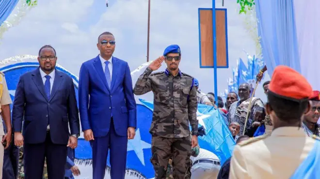 Raisul wasaare Xamse iyo hoggaamiyaha mamulka SSC Khaatuma iyo taliyaha booliiska