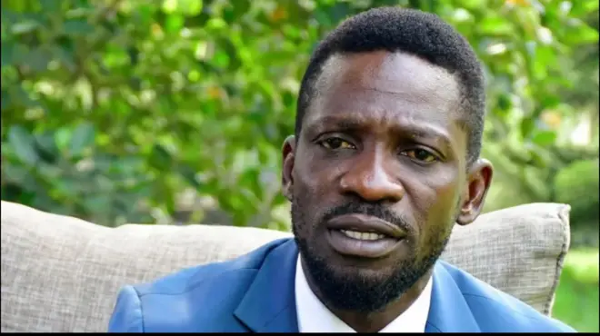 Ifoto igaragaza Bobi wine Yambaye costume y’ibara ry’ubururu