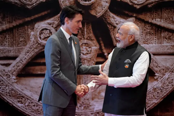 Indian PM Narendra Modi (right) shakes hand with Canada's Justin Trudeau standing next to each other. ඉන්දීය අග්‍රාමාත්‍ය නරේන්ද්‍ර මෝදි (දකුණ) කැනඩාවේ ජස්ටින් ටෘඩෝ එකිනෙකා අසල සිටගෙන අතට අත දෙමින්.