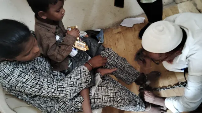 पायात साखळदंडानं असलेल्या शहनाज ढगे त्यांच्या साडेतीन वर्षांच्या मुलासोबत.