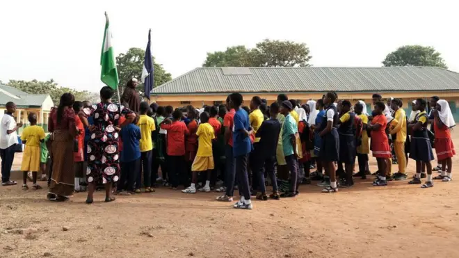 Awọn akẹkọọ ti wọn wa lori ila nile ẹkọ wọn