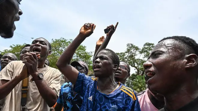 Des militants et des partisans de l'opposition défilent devant le palais de justice d'Abidjan le 2 avril 2025, alors que se tient une audience concernant la légitimité de certains dirigeants de partis, quelques mois avant l'élection présidentielle.