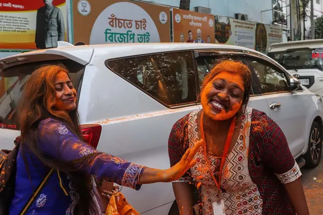 4 मई, 2026 को कोलकाता में बीजेपी समर्थक जश्न मनाते हुए. 