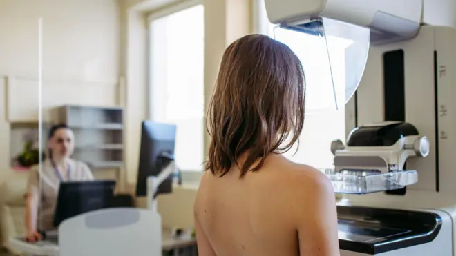 Mulher jovem passando por exame de mama