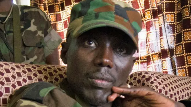 سلطاني ماكينغا، ذو بشرة سمراء، يرتدي لباساً عسكرياً