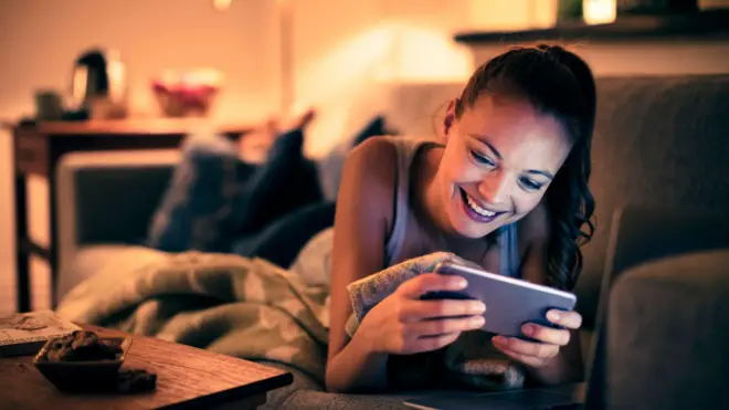 Mujer mirando el celular