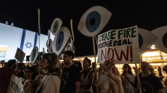 Israelis demanding a ceasefire in a demonstration