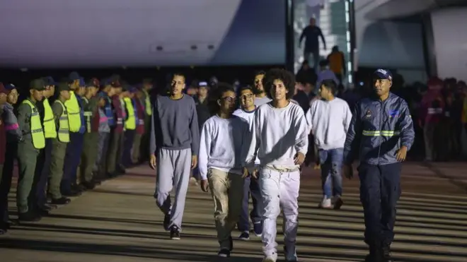 Venezolanos de regreso a Caracas el pasado marzo en un vuelo de deportación.