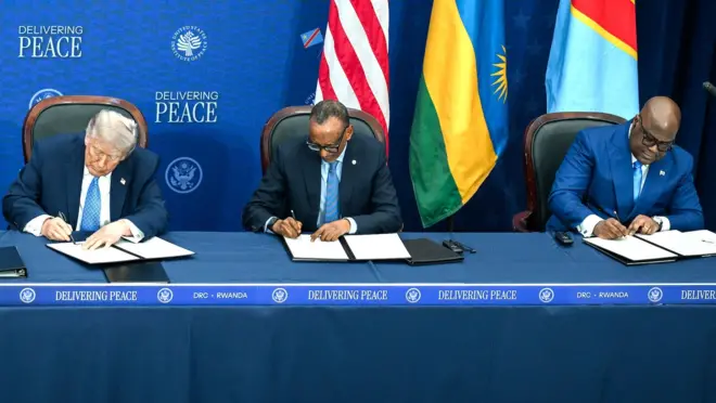 Perezida Trump ibumoso, Perezida Kagame hagati na Perezida Tshisekedi iburyo bose barimo gusinya ku masezerano y'amahoro