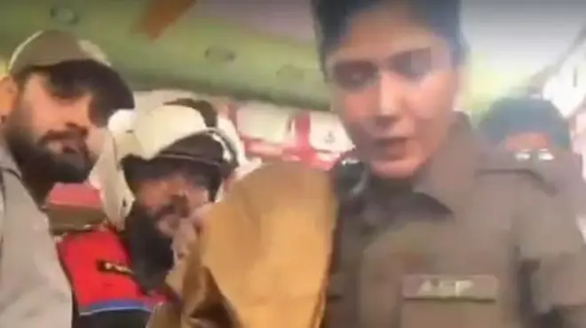 एएसपी सयैदा नक़वी आक्रोशित भीड़ के बीच से महिला को बाहर निकालती हुईं