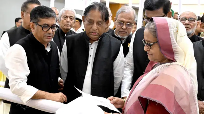 শনিবার সকালে মনোনয়নপত্র সংগ্রহ কার্যক্রম উদ্বোধন করেন আওয়ামী লীগ সভাপতি শেখ হাসিনা