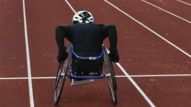 Jeune athlète en fauteuil roulant sur la piste