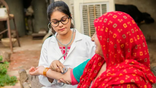 डॉक्टर से जाँच कराती एक बुज़ुर्ग महिला (सांकेतिक तस्वीर)