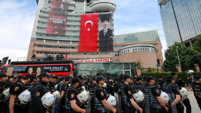 CHP Genel Merkezi önünde çevik kuvvetin beklediği görülüyor.