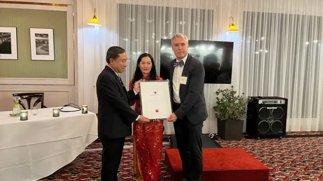 Ông Nguyễn Bắc Truyển, cùng vợ, nhận giải thưởng nhân quyền từ Liên minh quốc tế Stefanus tại Praha, Séc, tháng 12/2023