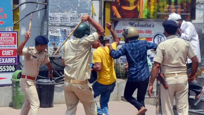 पटना में प्रदर्शनकारियों पर पुलिस ने लाठीचार्ज किया