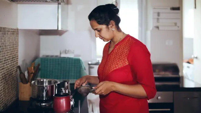 घरकाम करणारी महिला