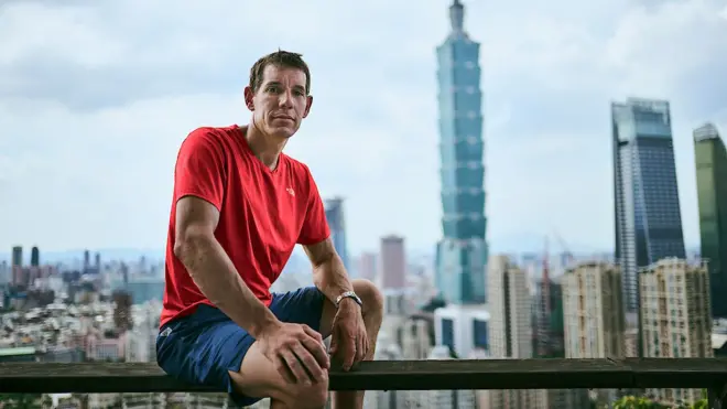 艾力克斯·霍諾德（Alex Honnold）即將徒手獨攀台北101