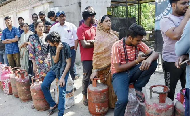 प्रयागराज में गैस सिलेंडर भरवाने के लिए इंतज़ार करते लोग