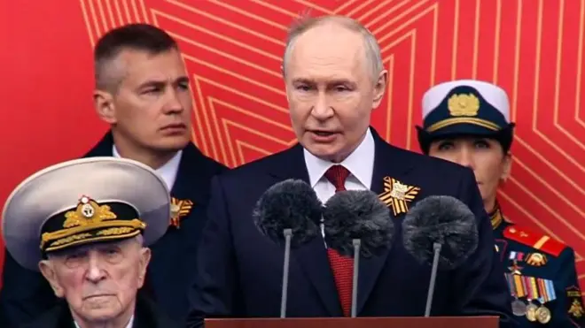 Путин выступает на параде